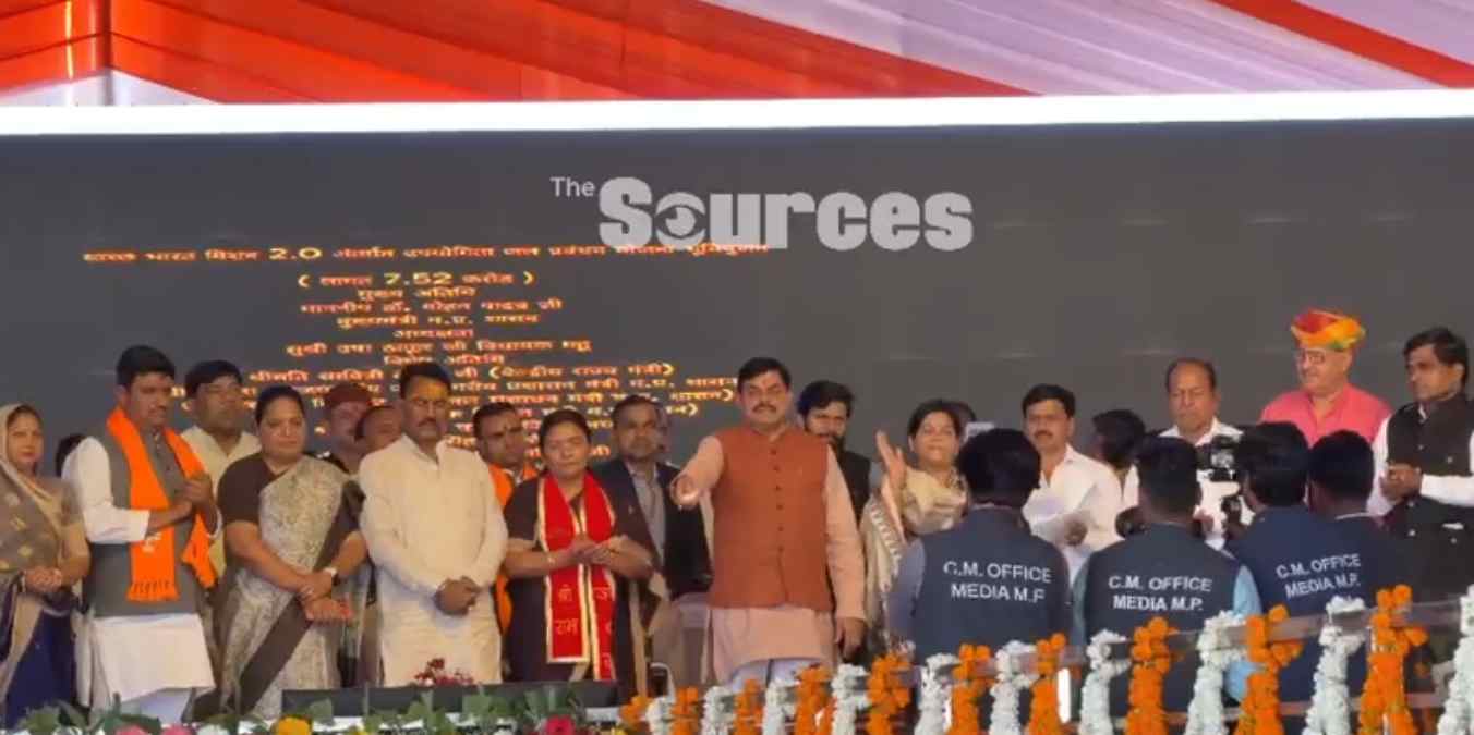CM डॉ. मोहन ने महू में खोला विकास कार्यों का पिटारा: करोड़ों रूपए की दी सौगात, लाडली बहनों पर की पुष्पवर्षा 