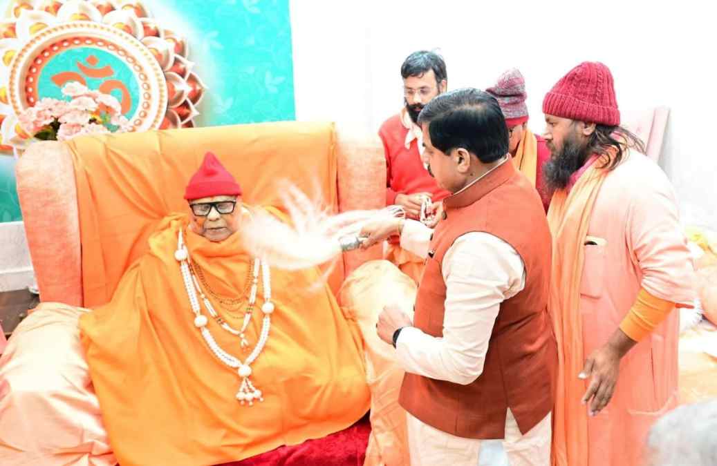 धारकुण्डी आश्रम पहुंचे मुख्यमंत्री डॉ. मोहन यादव, ब्रह्मलीन महाराज जी को दी श्रद्धांजलि