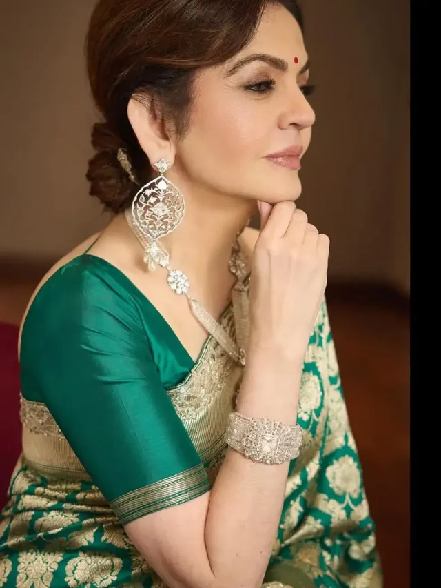 नीता अंबानी की नई डायमंड ज्वेलरी, बनारसी साड़ी संग किया ऐसा श्रृंगार कि हुए चर्चे