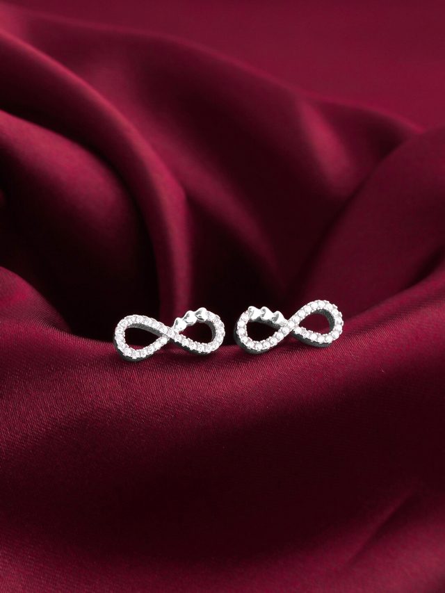 सिर्फ ₹1000 में पाएं ये सिल्‍वर स्टड, यहां देखें लेटेस्‍ट यूनिक डिजाइंस