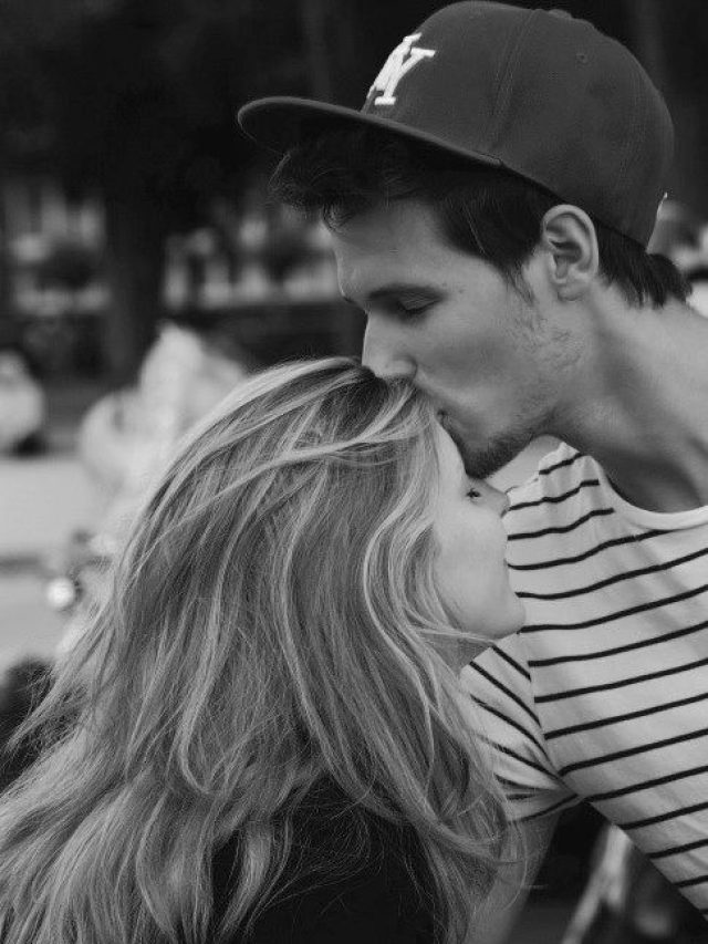 वैलेंटाइन डेट पर कपल ऐसे खिंचवाएं फोटो, भर-भर कर आएंगे लाइक्स और कमेंट्स