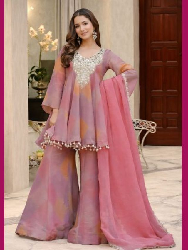 सिंपल कुर्ती से लेकर चिकनकारी सूट तक, जागरण के लिए परफेक्ट हैं ये आउटफिट्स