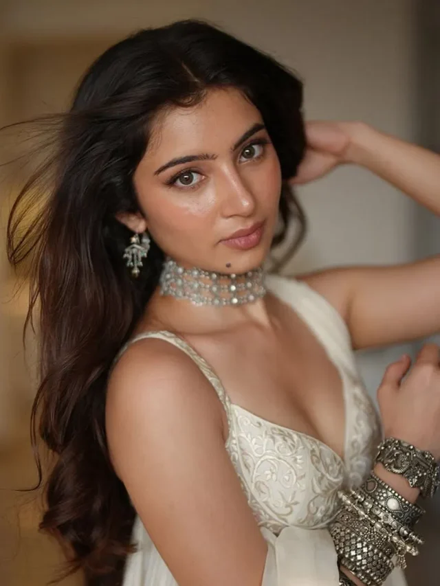 साड़ी हो यी onepeice हर आउटफुट में बला की खूबसूरत लगती हैं सारा अर्जुन, नजरें हटाना मुश्किल