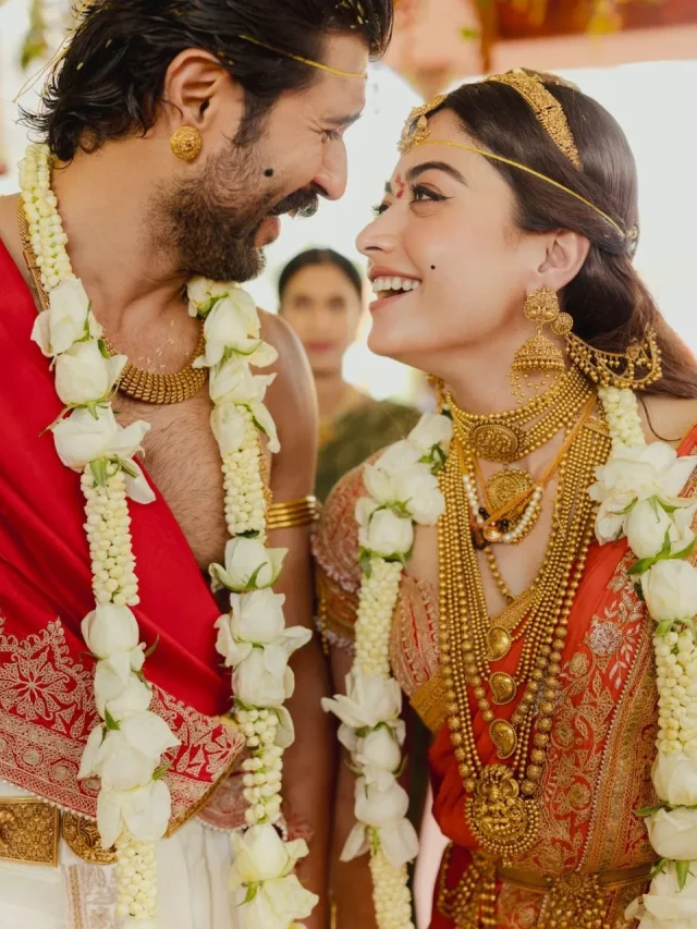 Rashmika Wedding Look: सिंदूरी साड़ी, टेम्पल ज्वेलरी…रश्मिका मंदाना का ब्राइडल लुक रहा खास