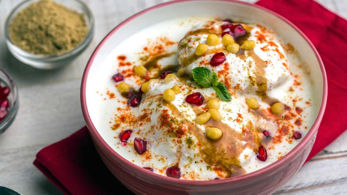 Holi Recipe 2026 – दही बड़ा के बिना अधूरा है रंगों का त्योहार, इस तरह से बनाएं स्वादिष्ट सॉफ्ट दही बड़े…