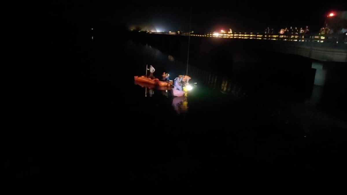 दमोह में बड़ा हादसा: पुल से नदी में गिरी कार, दर्शन करने जा रहे थे दंपत्ति