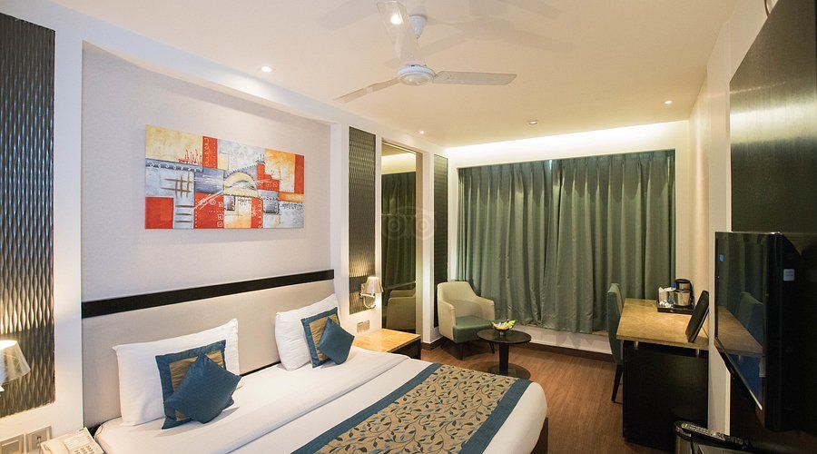 दिल्ली : फ्री में रुकना चाहता था विदेशी नागरिक, होटल स्टाफ ने किया मना तो खुद को चाकू से काटा