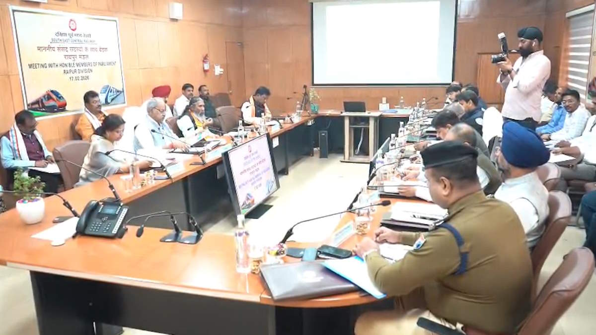 डीआरएम तरुण प्रकाश के साथ सांसदों की बैठक, रायपुर-दुर्ग स्टेशन के री-डेवलपमेंट कार्य की धीमी गति पर जताई नाराजगी