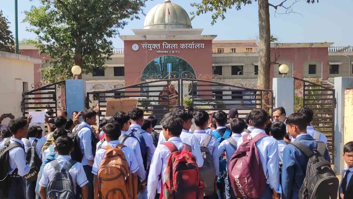 पीएम श्री स्कूल में विवादित प्राचार्य को पुन: पदस्थ करने पर छात्रों का हल्लाबोल, प्रशासन ने तुरत-फुरत किया आदेश को निरस्त…