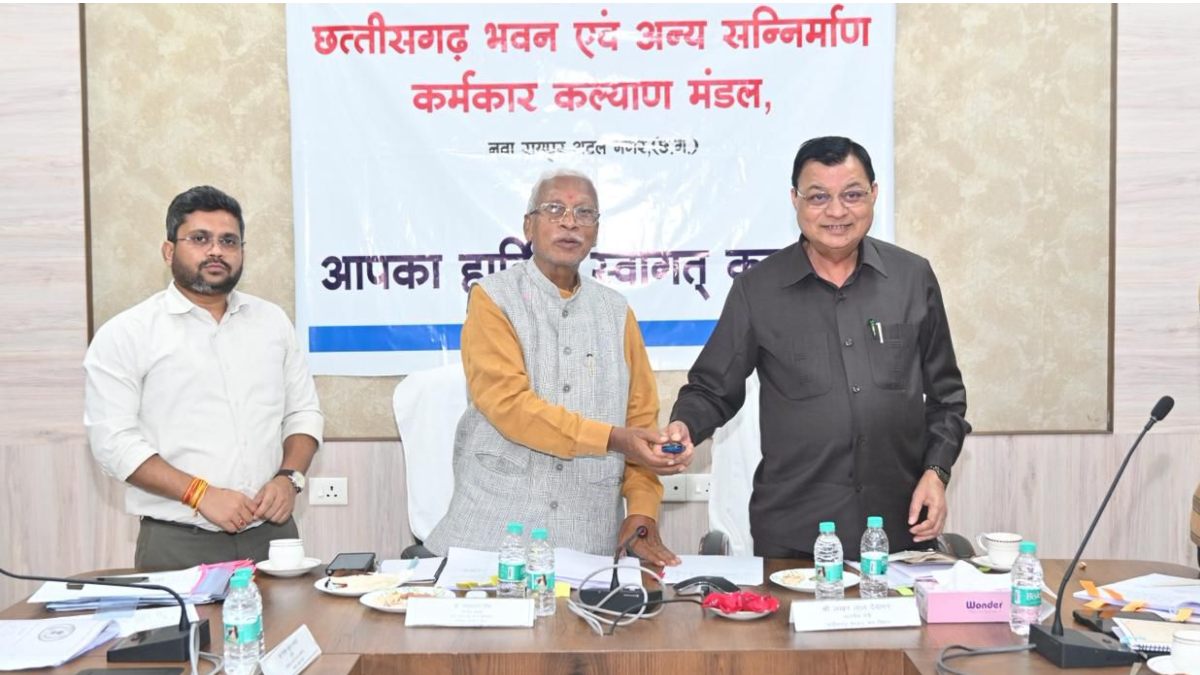 साय सरकार का श्रमिकों को तोहफा : श्रम मंत्री देवांगन ने बटन दबाकर 9328 श्रमिकों के खाते में 18.23 करोड़ की राशि की अंतरित