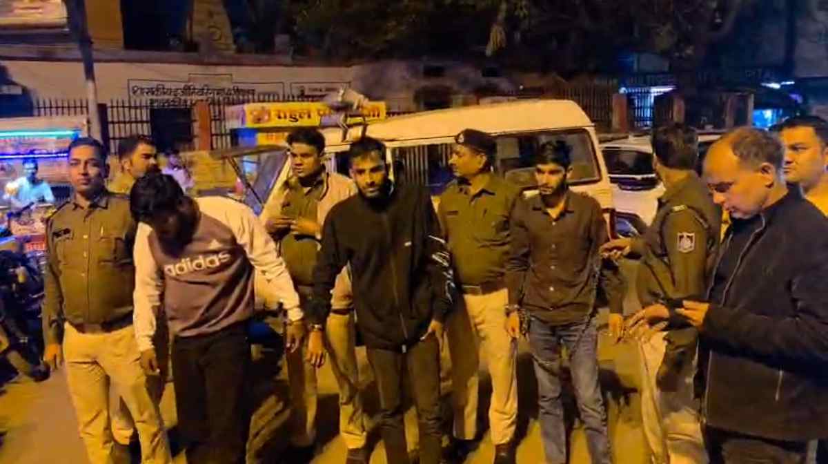 शराब पार्टी के लिए पैसे न देने पर बदमाशों ने मचाया बवाल, गाड़ियों में की तोड़फोड़, फायरिंग कर फैलाई दहशत