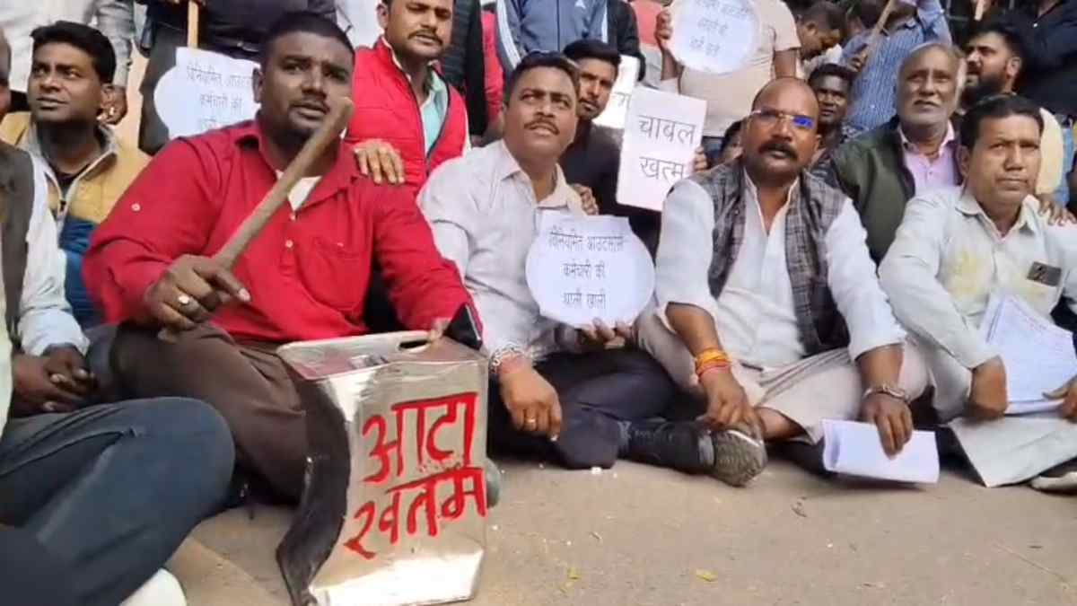 ग्वालियर में सफाई कर्मचारियों का अनोखा प्रदर्शन: निगम परिषद के बाहर खाली डब्बा बजाया, सैलरी को लेकर दी ये चेतावनी