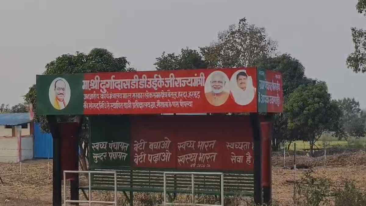 सांसद निधि का ऐसा दुरुपयोग? जहां नहीं रूकती बसें, वहां बना दिए यात्री प्रतीक्षालय, 1.35 करोड़ में बनाए 52 पैसेंजर वेटिंग रूम, खा रहे धूल