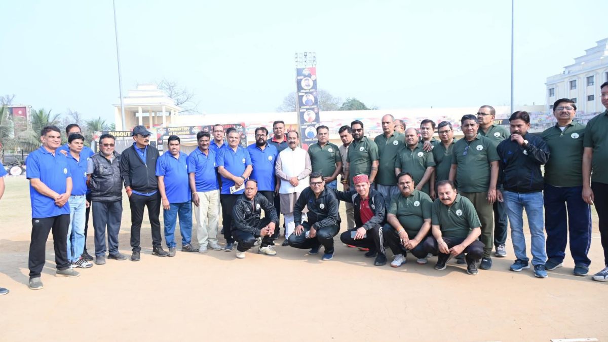 रायपुर प्रेस क्लब की इंटर प्रेस क्रिकेट प्रतियोगिता का शुभारंभ, संपादकों और पूर्व पदाधिकारियों के बीच हुआ रोमांचक मुकाबला, डिप्टी सीएम साव भी मैदान में उतरे