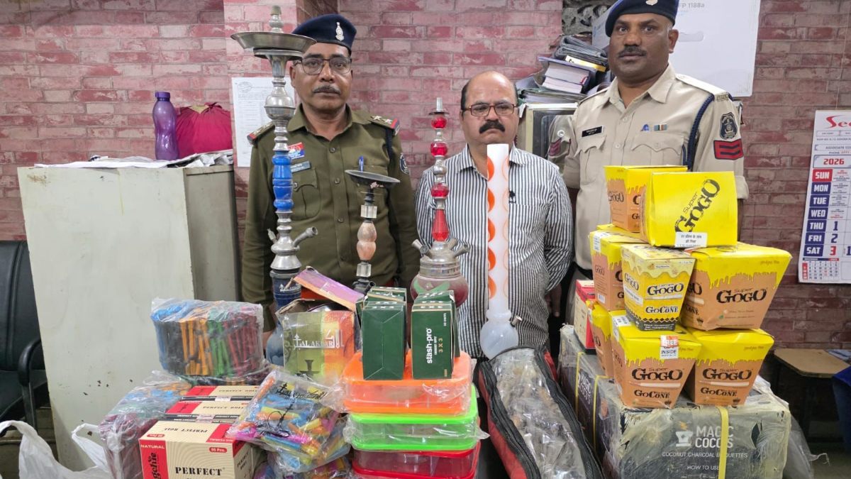 रायपुर में हुक्का सामग्री के अवैध भंडारण पर बड़ी कार्रवाई : पुलिस ने छापेमारी कर मकान से लाखों की प्रतिबंधित सामग्री की बरामद, आरोपी गिरफ्तार