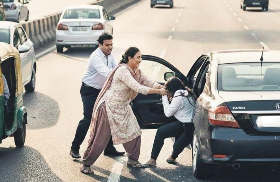 दिल्ली में गर्लफ्रेंड घुमा रहा था ज्योतिषी पति: पत्नी ने बीच सड़क कार से खींचा, बाल पकड़कर की धुनाई