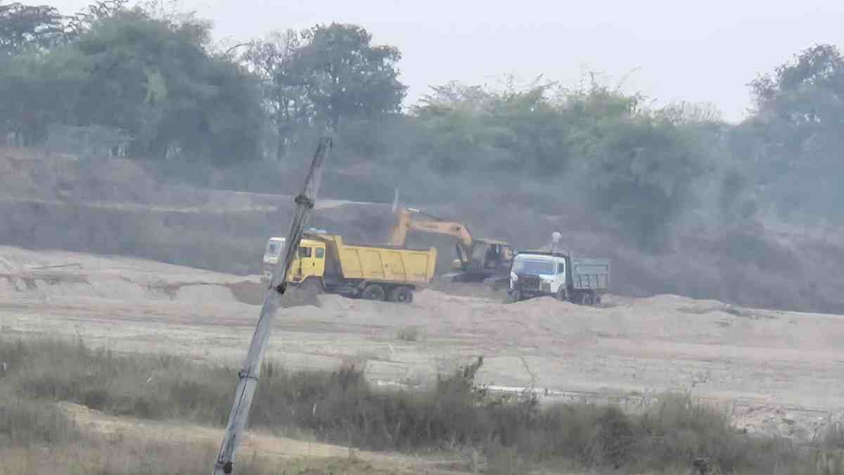 CG News : महानदी में दिन-रात हो रहा रेत का अवैध उत्खनन, खनिज विभाग मौन!