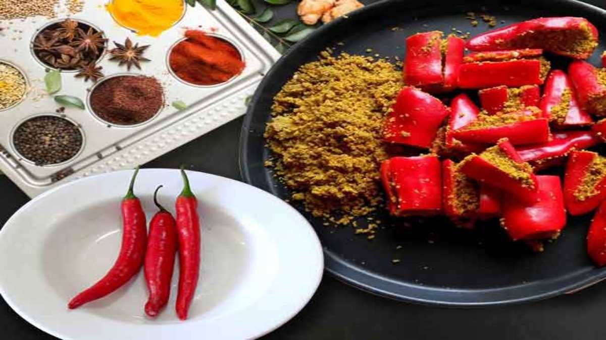 इस तरह से बनाकर रखें लाल मिर्च का भरवा अचार, सालभर नहीं होगा खराब
