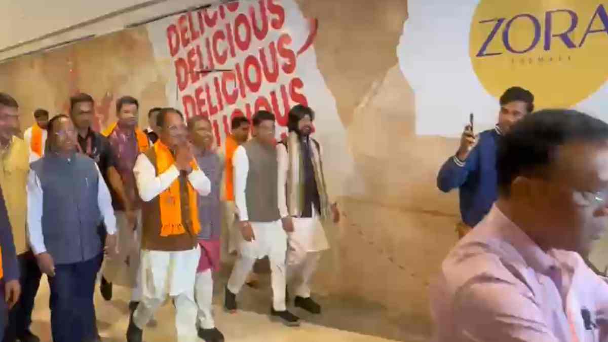 सीएम विष्णुदेव साय पहुंचे जोरा मॉल, मंत्रियाें के साथ देखी फिल्म ‘शतक’