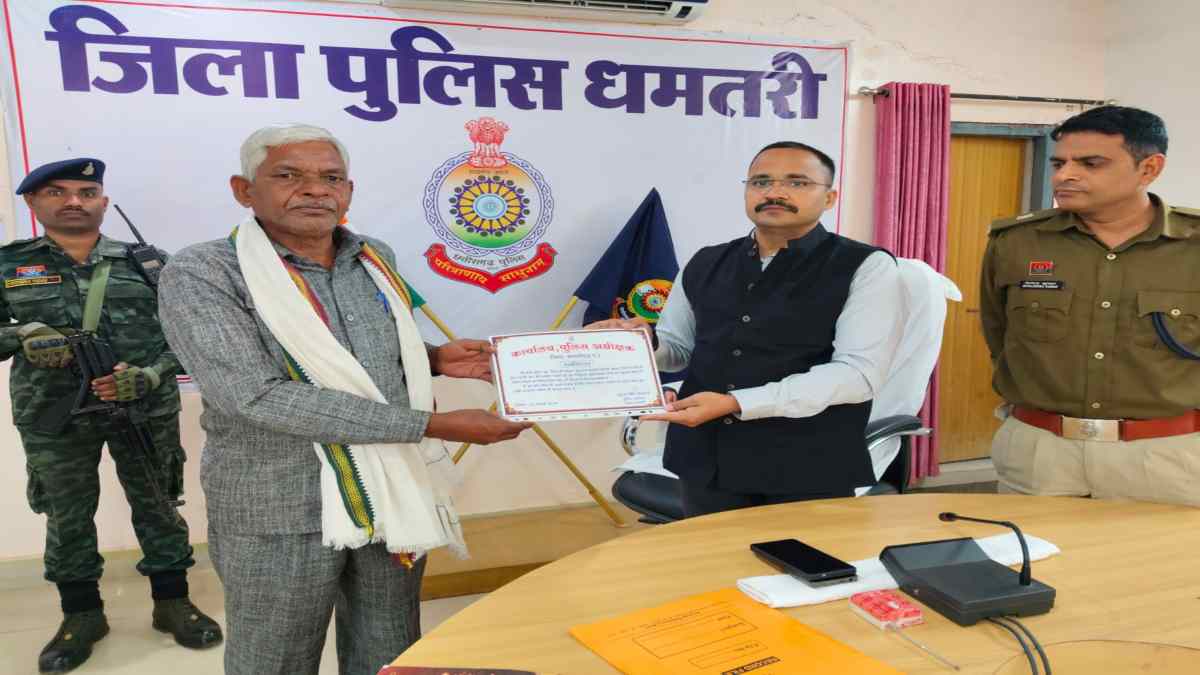 सरपंच पति जयंत ध्रुव को एसपी ने किया सम्मानित, कुएं में कूदकर 7 लोगों की बचाई थी जान