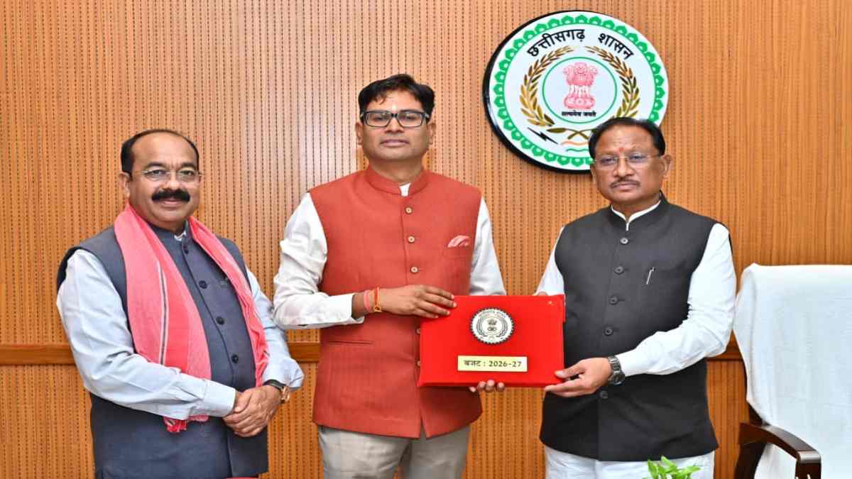 बजट पेश करने से पहले सीएम से मिले वित्त मंत्री : साय ने कहा – प्रदेशवासियों की आकांक्षाओं को पूरा करने वाला सिद्ध होगा बजट