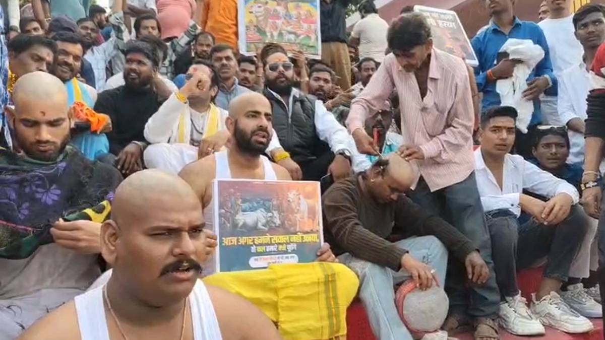 स्लॉटर हाउस में गौमांस मामलाः हिंदू संगठन ने नगर निगम का किया पिंडदान, सदस्यों ने कराया सामूहिक मुंडन