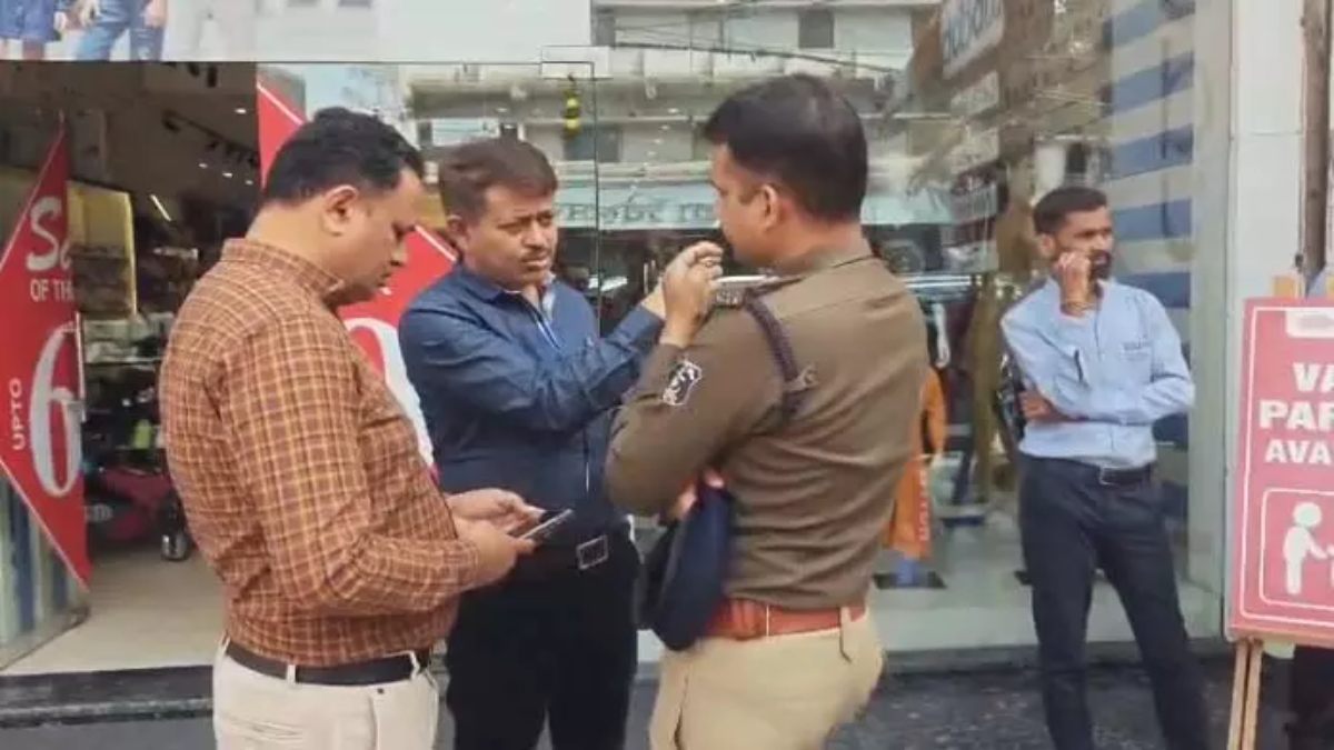 राजधानी में तीन दुकानों से लाखों रुपये चोरी : चोरों ने ताले और छप्पर को तोड़कर गल्ले से उड़ाए पैसे, मुंह ढंककर वारदात देते CCTV में कैद