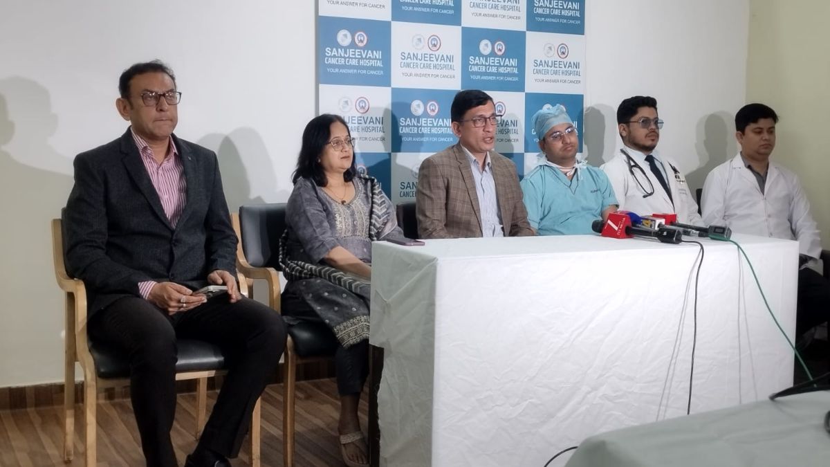 संजीवनी हॉस्पिटल में आयोजित किया गया कैंसर जागरूकता कार्यक्रम, बताया गया समय पर जांच और उपचार का महत्व …