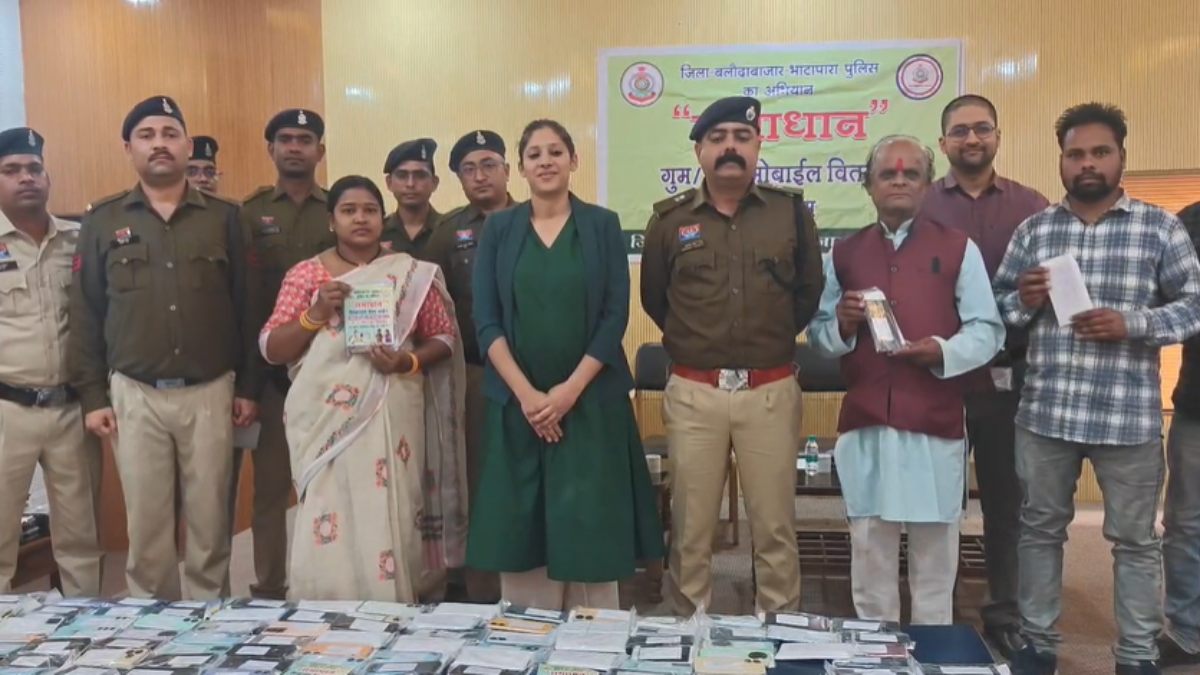 पुलिस ने लौटाई लोगों के चेहरे पर मुस्कान, 421 गुम मोबाइल असली मालिकों को सौंपे