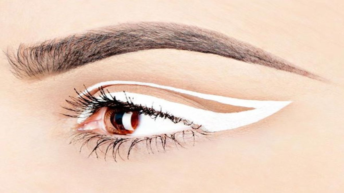 सफेद आईलाइनर लगाने से आपको भी लगता है डर? तो इन ट्रिक को अपना कर करें Apply …