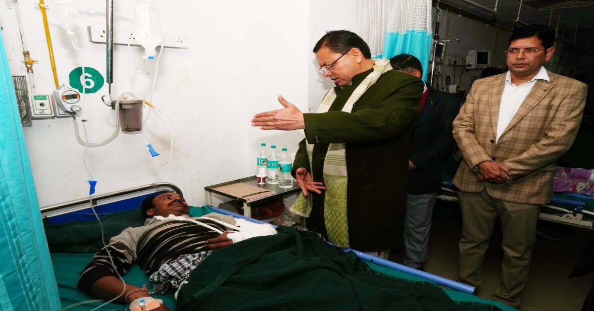 बस हादसे में घायल हुए यात्रियों से मिलने पहुंचे सीएम धामी, परिजनों से कहा- इलाज में नहीं आने दी जाएगी कोई कमी