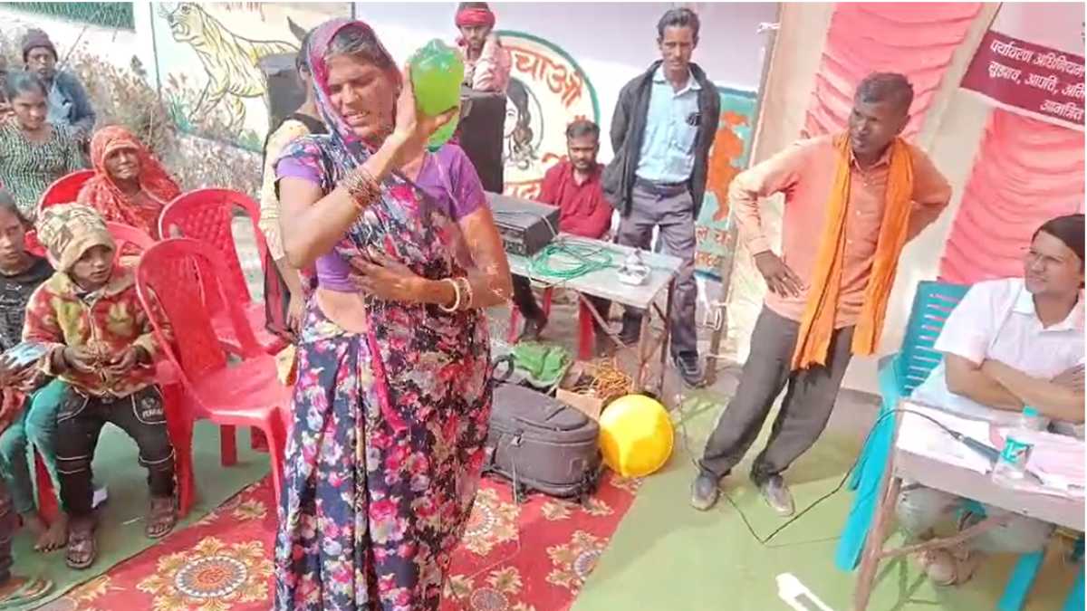 जनसुनवाई में आदिवासी महिला ने खुद पर उड़ेला पेट्रोलः खदान 80% साफ, पत्थर गायब और अब हुई लीज की सुनवाई, पलायन को मजबूर ग्रामीण