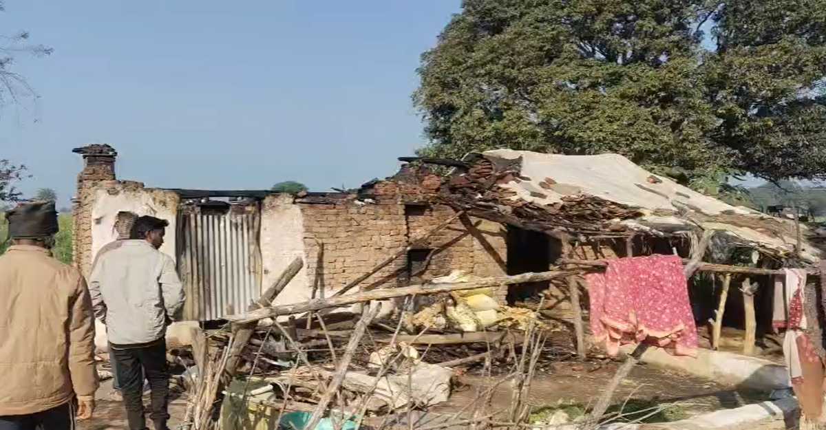 दिल दहलाने वाली घटनाः कच्चे मकान में आग लगने से महिला जिंदा जली, बचाने के प्रयास में पति भी झुलसा