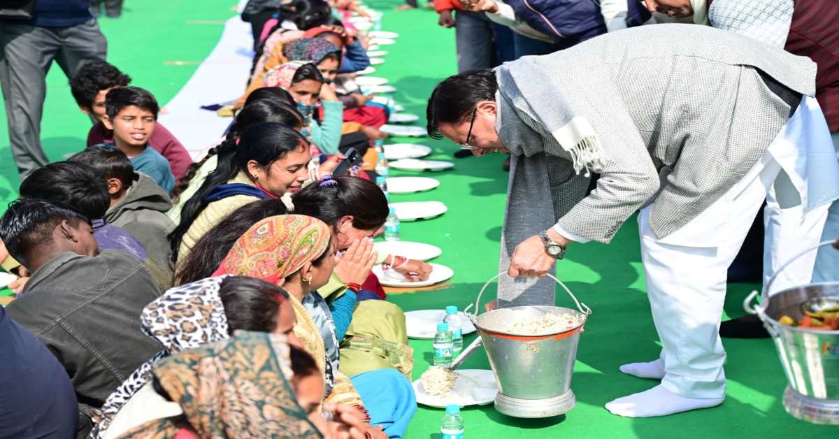 CM का एक रूप ऐसा भी… मुख्यमंत्री ने माघ खिचड़ी भोज कार्यक्रम में शामिल होकर लोगों को बांटा प्रसाद, कहा- ऐसी परंपराएं सामाजिक एकता को सुदृढ़ करती हैं