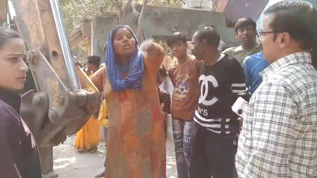 अतिक्रमण हटाने के दौरान हंगामा: JCB के सामने आई महिला ने सिटी मजिस्ट्रेट को दी धमकी, वीडियो वायरल