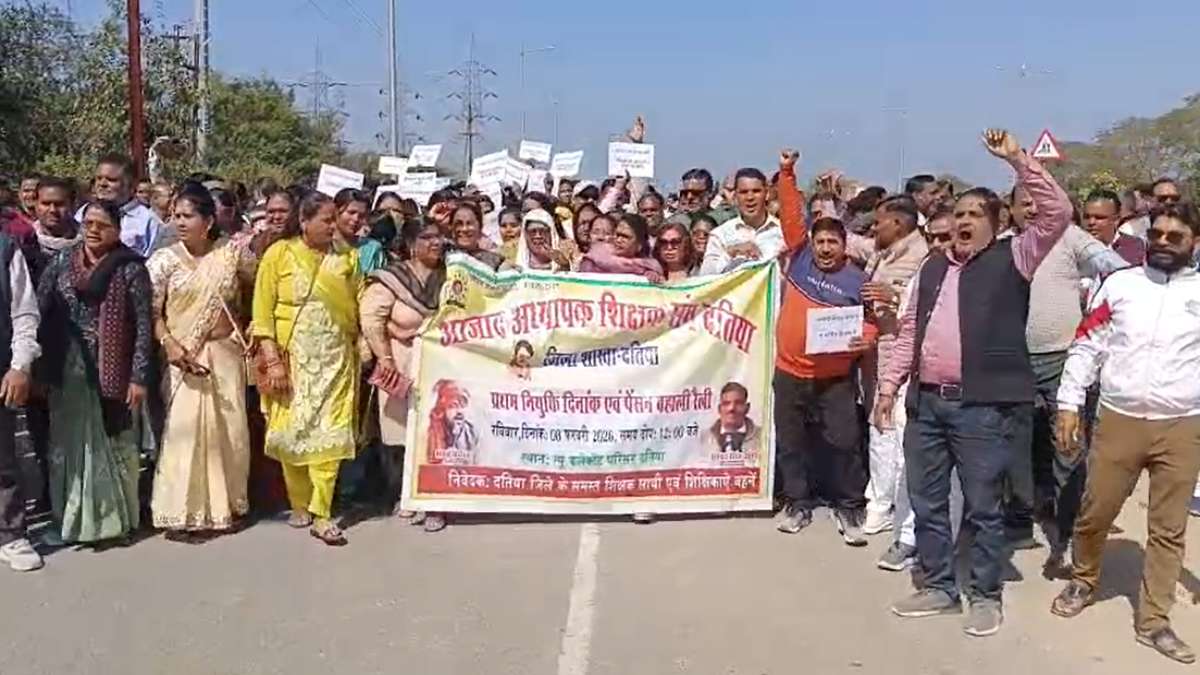 आजाद अध्यापक शिक्षक संघ ने कलेक्ट्रेट में बोला हल्लाः लंबित मांगों को लेकर सीएम के नाम सौंपा ज्ञापन