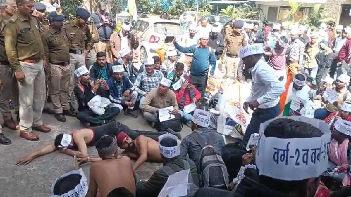 भावी शिक्षकों ने राजधानी में किया अर्धनग्न प्रदर्शनः हजारों पद रिक्त के बाद भर्ती में सीट कम, बीजेपी-कांग्रेस में लगाए ये आरोप