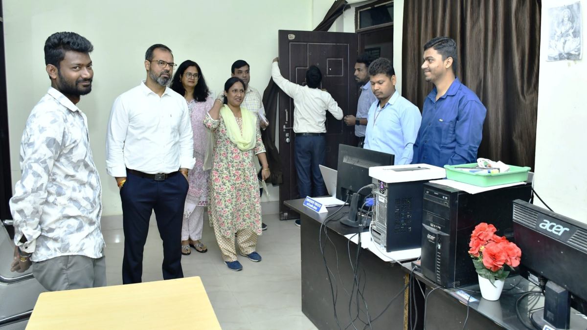 कलेक्टर का औचक निरीक्षण : समय पर कार्यालय नहीं पहुंचे अफसर-कर्मचारियों पर एक्शन…25 को नोटिस जारी, एक दिन का वेतन काटने के निर्देश