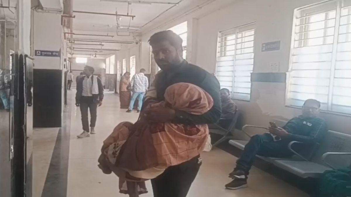 फिर आई शर्मनाक तस्वीरः जिला अस्पताल में मरीज को स्ट्रेचर तक नसीब नहीं हुआ, गोद में उठाकर ले जाना पड़ा