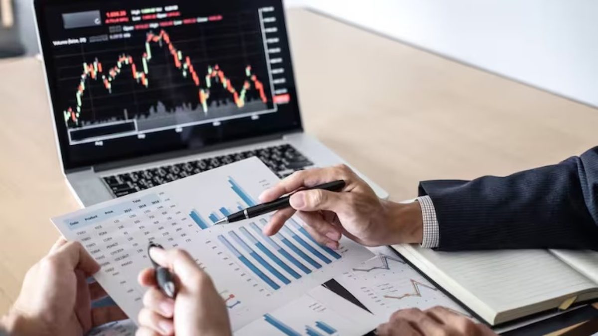 FIIs Buying Latest Update : विदेशी निवेशकों की तूफानी वापसी, खरीद डाले 2 अरब डॉलर के शेयर, जानिए मार्केट के संकेत ?