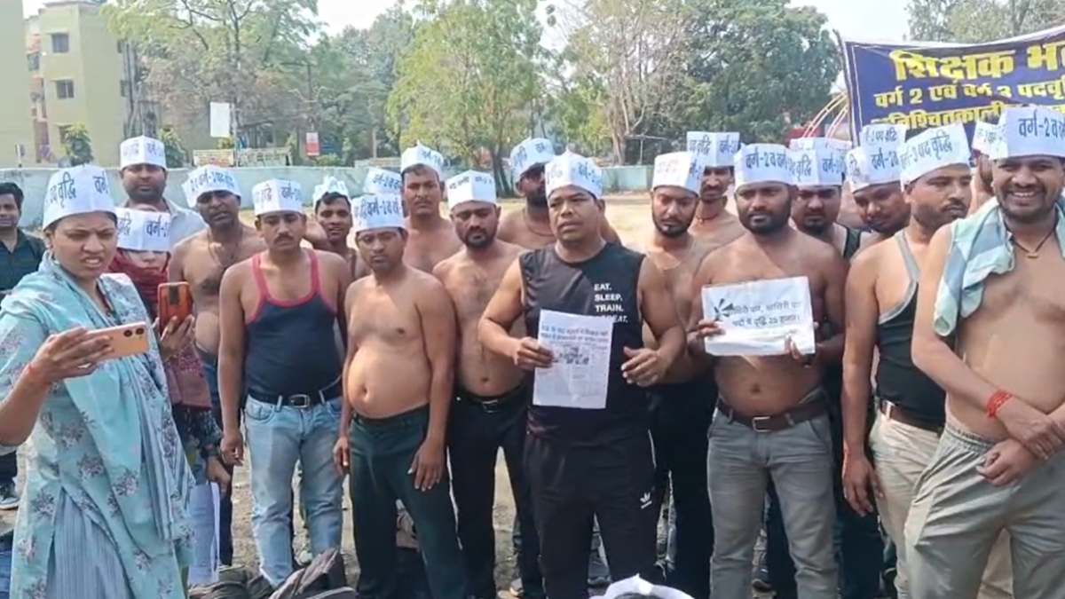चयनित शिक्षक अभ्यर्थियों का प्रदर्शन दूसरे दिन भी जारीः भूख हड़ताल पर बैठे अभ्यर्थियों ने कराया मुंडन