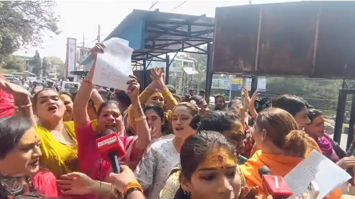 किन्नरों के दो गुटों में विवादः सुरैया के खिलाफ कलेक्टर कार्यालय पहुंचे, विरोध प्रदर्शन के साथ की नारेबाजी