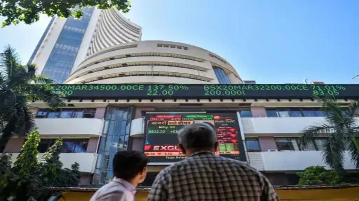 Share Market Update : सेंसेक्स में मामूली तेजी, निफ्टी भी कर रहा फ्लैट कारोबार, जानिए मार्केट अपडेट्स …
