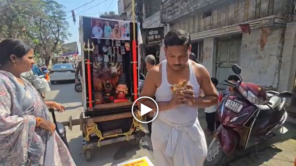 डेढ़ करोड़ की उधारी वसूलने व्यापारी का अनोखा तरीका, रथ में लेनदारों और मां काली की तस्वीर लगा परिवार के साथ कर रहा दंडवत यात्रा, देखिये वीडियो…
