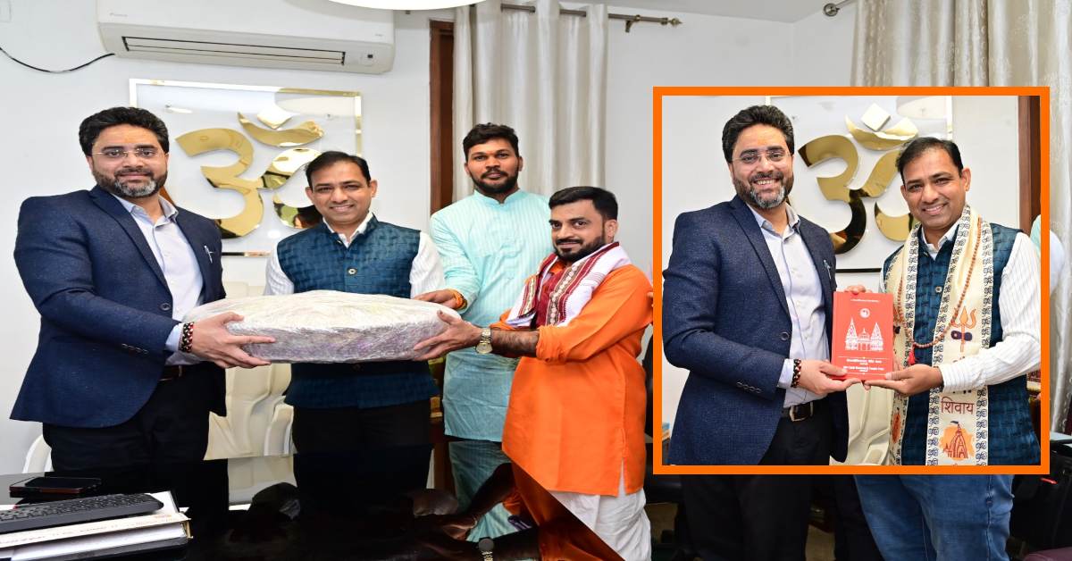 काशी विश्वनाथ धाम में दिखा पिता–पुत्र के संबंध का आध्यात्मिक स्वरूप, महाशिवरात्रि के लिए श्री सिद्धिविनायक मंदिर से बाबा के लिए आया उपहार