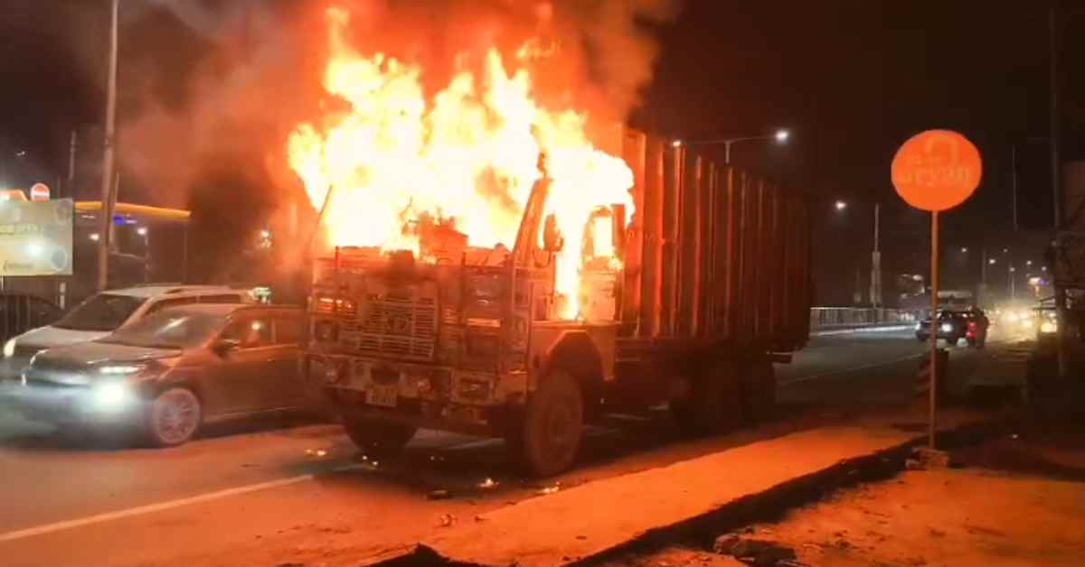 हाइवे पर आग का तांडवः बीच सड़क ट्रक में लगी भीषण आग, मौके पर मची अफरा-तफरी, जानिए कैसे घटी घटना