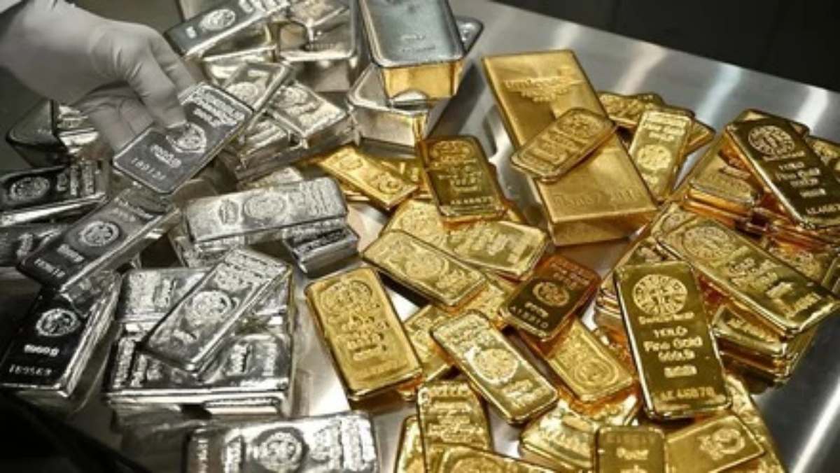 Gold Silver Rate Today : सोना 1 लाख 58 हजार के नीचे, चांदी की भी चमक घटी, जानिए कमोडिटी के कमाई वाले कॉल …