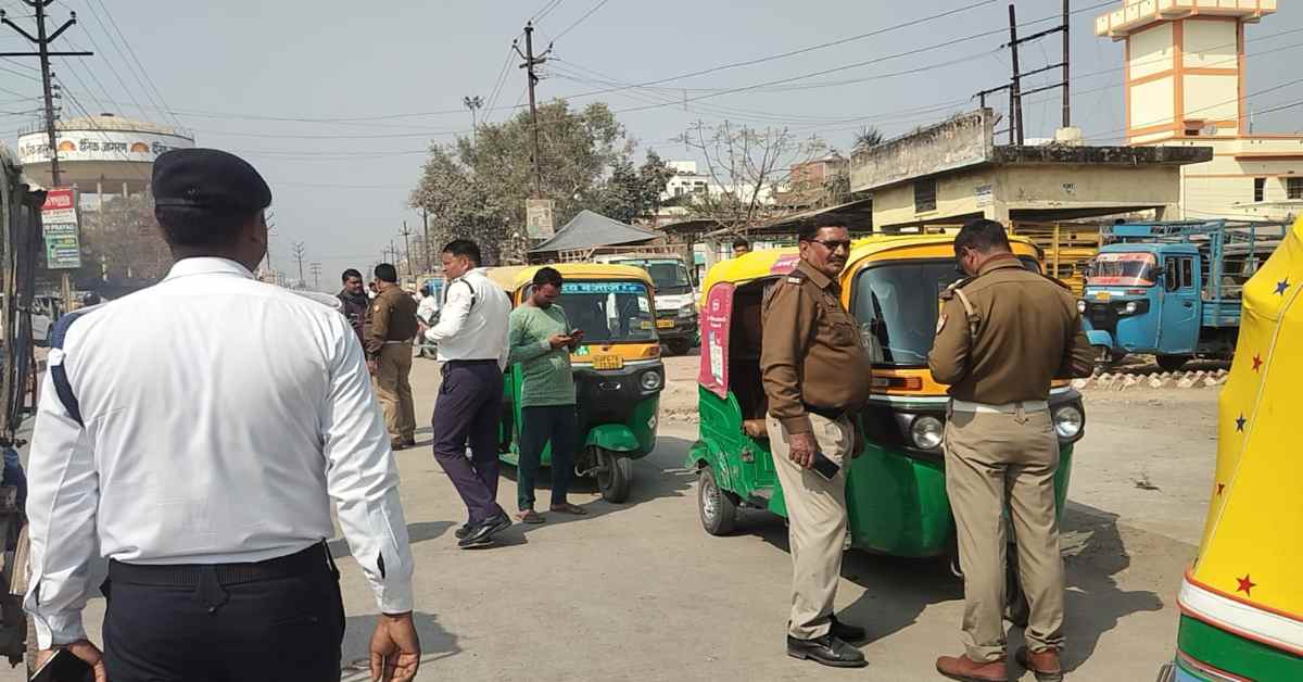 सभी को नियम-कायदे में रहना होगा… ट्रैफिक रूल तोड़ने वालों पर चला पुलिस का ‘हंटर’, 50 वाहनों का…