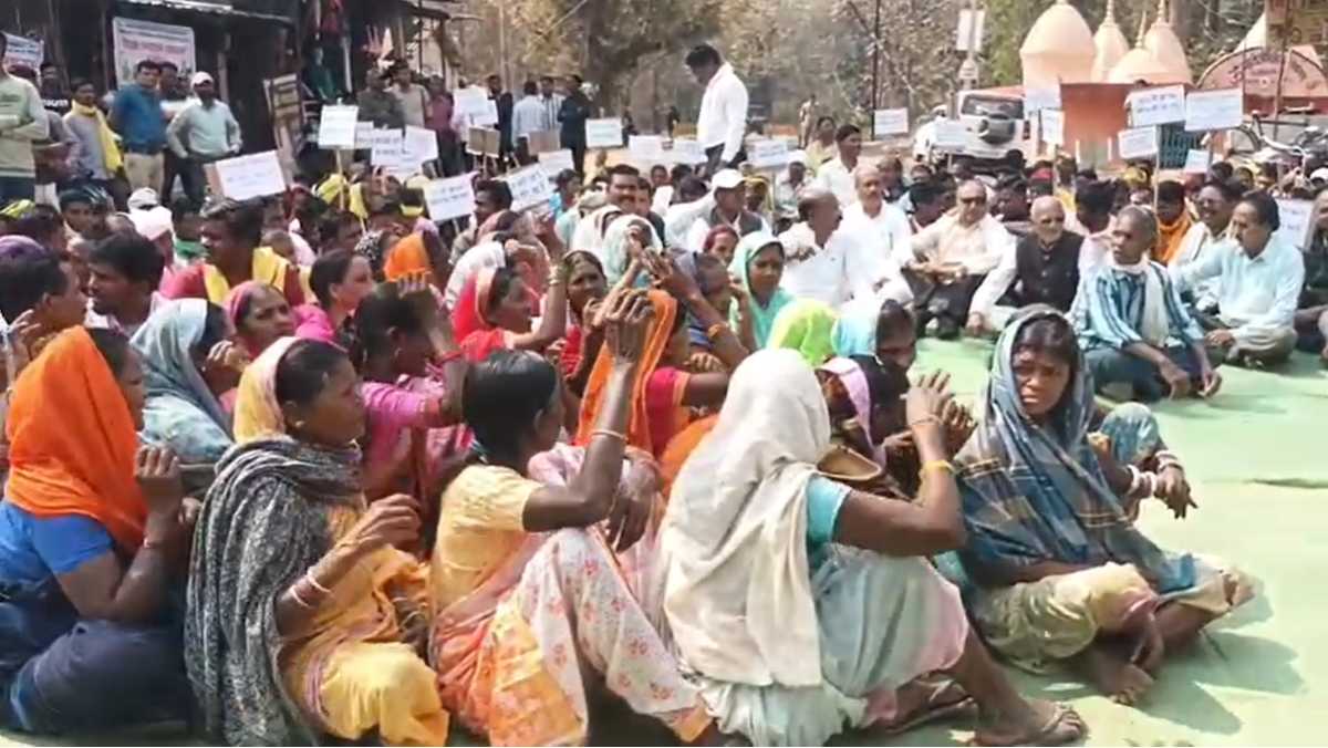 लौह अयस्क खनन की अनुमति का विरोधः विधायक के नेतृत्व में ग्रामीणों ने किया चक्काजाम, माइनिंग विभाग की रिपोर्ट में तथ्य छिपाने का आरोप