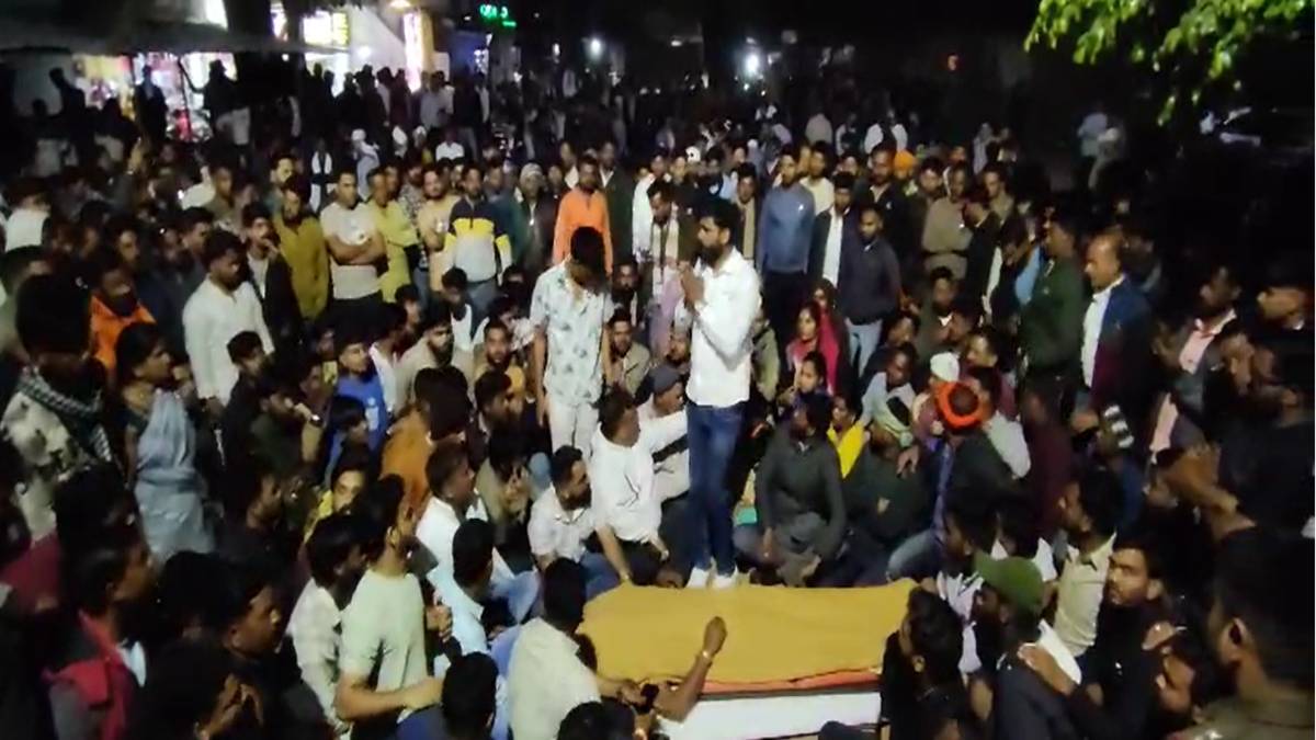 बड़ी खबरः अतिक्रमण कार्रवाई के दौरान दुकानदार की  मौत, परिजनों ने प्रशासन पर लगाया आरोप, थाने के सामने शव रख प्रदर्शन